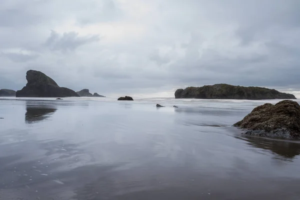 Bulutlu bir günde Oregon kıyılarında — Stok fotoğraf