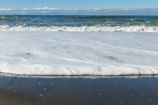 Волны разбиваются на пляже — стоковое фото