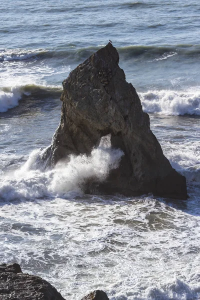 Roccia con un buco — Foto Stock