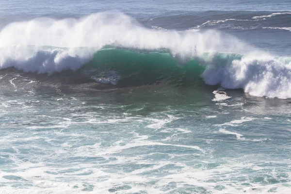 Kleurrijke golven in Californië — Stockfoto