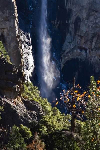 Νυφικό πέπλο καταρράκτη στο Yosemite — Φωτογραφία Αρχείου