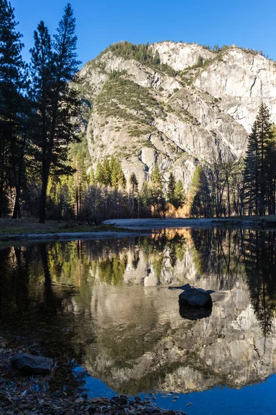 Reflexion über den Fluss — Stockfoto