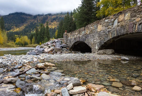 Ponte de pedra em Glacier NP — Fotografia de Stock