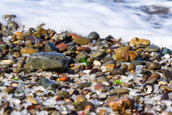 Waves coming up on the glass beach — Stock Photo, Image
