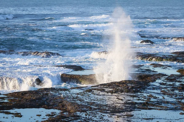 Fale rozbijające się na lawy rock bluffs — Zdjęcie stockowe