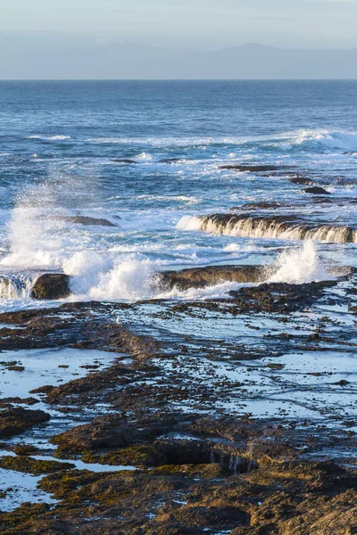 Wellen krachen auf die Lavafelsen — Stockfoto