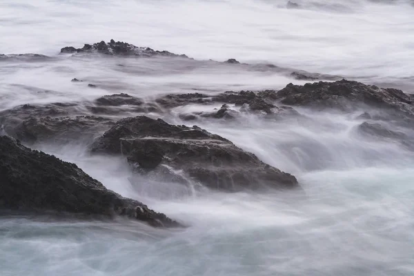 Onde setose che si infrangono sulle rocce — Foto Stock