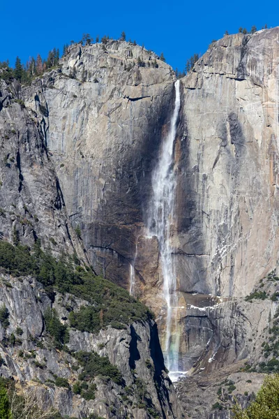 Queda de Yosemite com um arco-íris — Fotografia de Stock