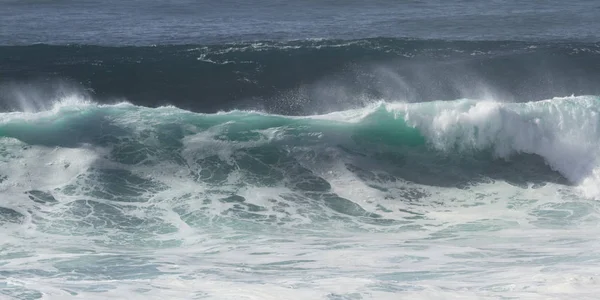 五颜六色的波浪在加利福尼亚 — 图库照片