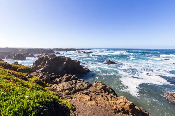 Rocky beach in California — Stock Photo, Image