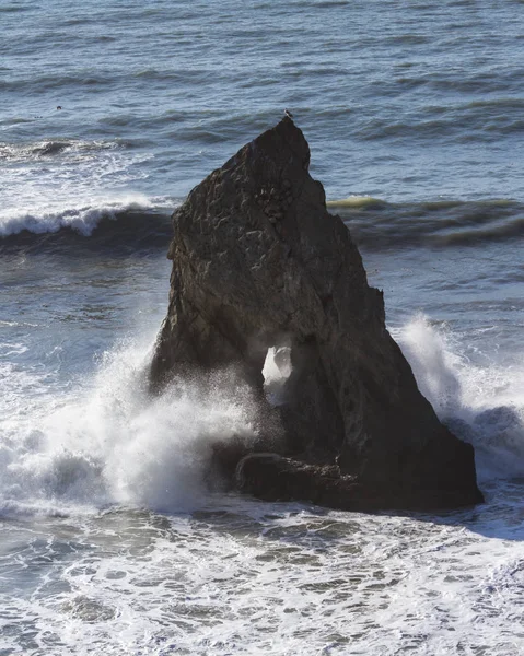 Rock met een gat — Stockfoto