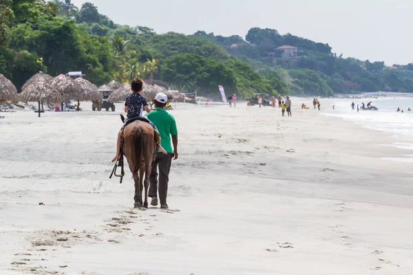 Paseos a caballo por la playa — Foto de Stock