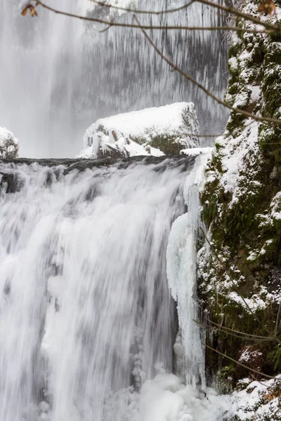 Freezing Multnomah Falls — Stock Photo, Image