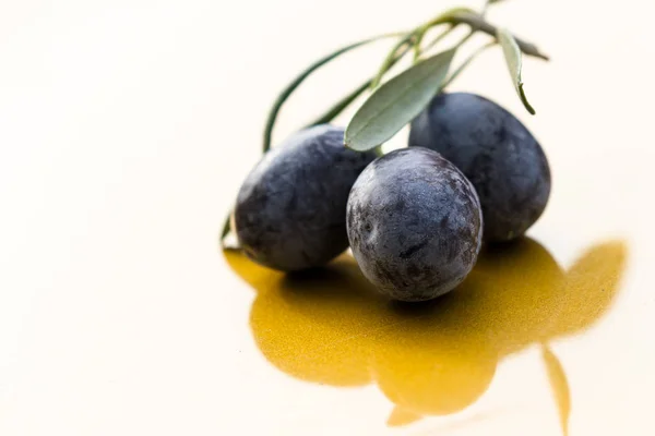 Fresh raw olives — Stock Photo, Image