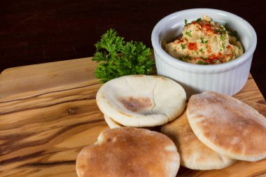 kırmızı biber ile tepesinde humus 