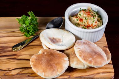 kırmızı biber ile tepesinde humus 