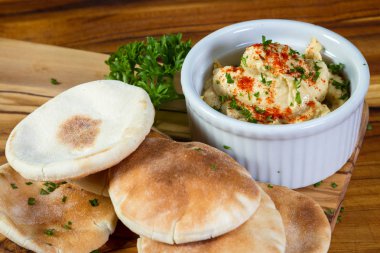 kırmızı biber ile tepesinde humus 