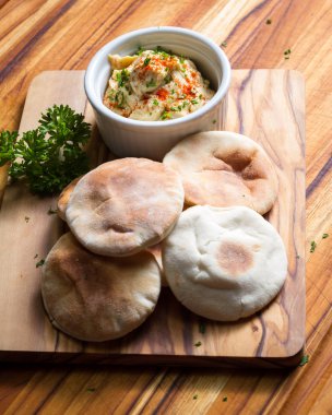 kırmızı biber ile tepesinde humus 