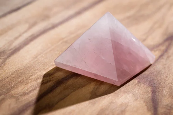 Пирамида розового кварца — стоковое фото