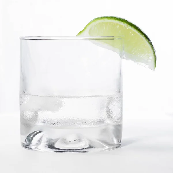 Clear shot with a lime — Stock Photo, Image