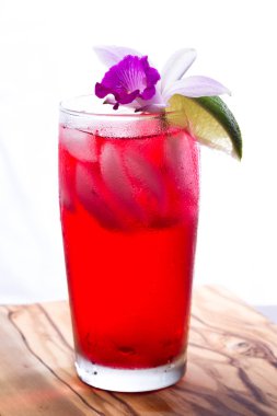 tropikal kokteyl ahşap bir masa 