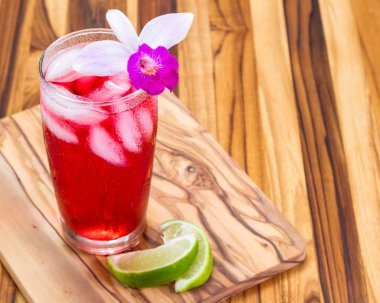 tropikal kokteyl ahşap bir masa 