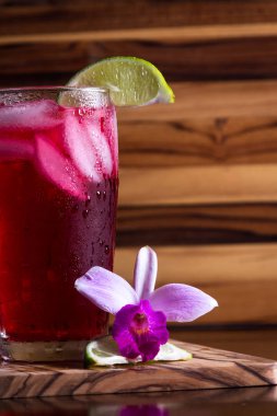 tropikal kokteyl ahşap bir masa 