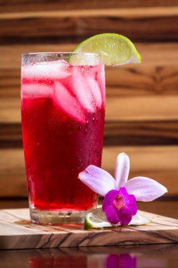 tropikal kokteyl ahşap bir masa 