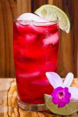 tropikal kokteyl ahşap bir masa 