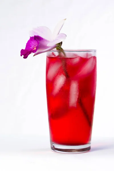 Cocktail tropical sur blanc — Photo