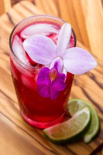 Cocktail tropical une table en bois — Photo