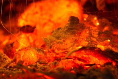 parlak kırmızı köz 