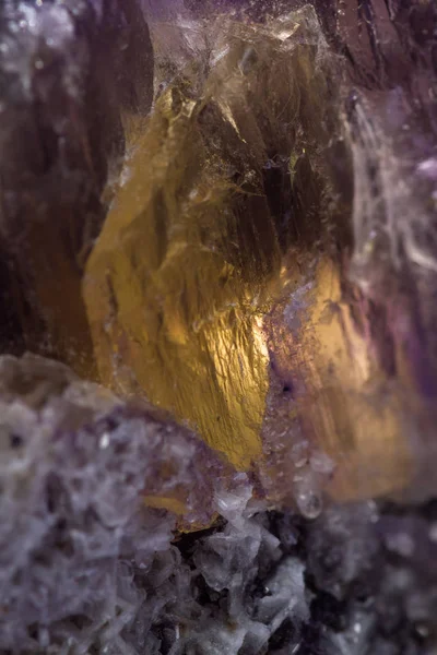 紫色萤石石头 — 图库照片