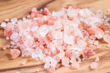 Ahşap üzerine pembe Himalaya tuz