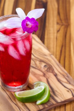 tropikal kokteyl ahşap bir masa 