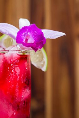 tropikal kokteyl ahşap bir masa 