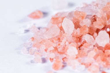 beyaz üzerine pembe Himalaya tuzu