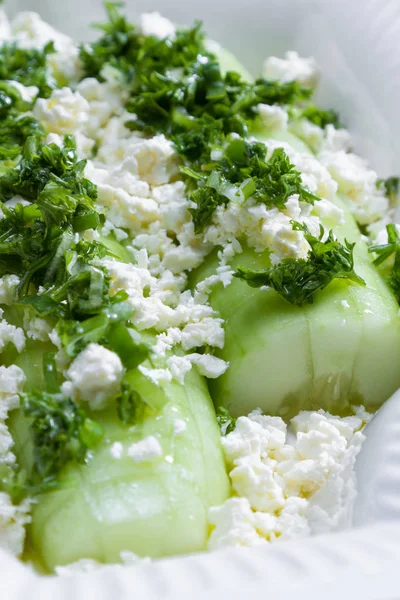Salatalık ve beyaz peynirli salata — Stok fotoğraf