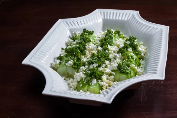 Салат из огурцов и фета-сыра — стоковое фото