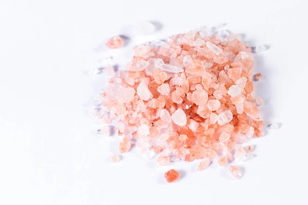 Himalaya pink salt på vit — Stockfoto