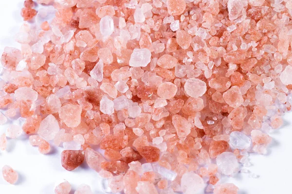 Beyaz üzerine pembe Himalaya tuzu — Stok fotoğraf