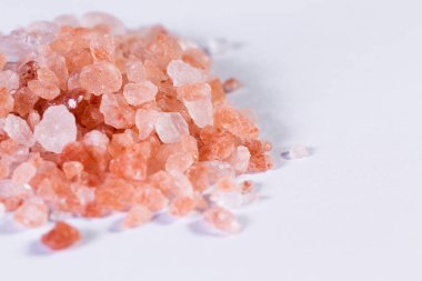 beyaz üzerine pembe Himalaya tuzu