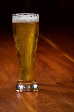 bir bira bardağı içinde altın ale