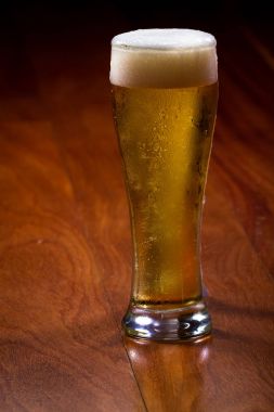 bir bira bardağı içinde altın ale