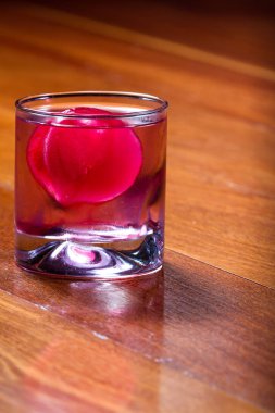 bir içki kırmızı buz topu 