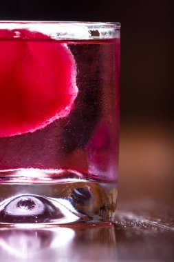 bir içki kırmızı buz topu 