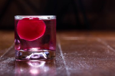 bir içki kırmızı buz topu 