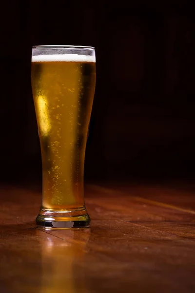 Bir bira bardağı içinde altın ale — Stok fotoğraf