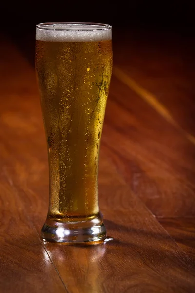 bir bira bardağı içinde altın ale