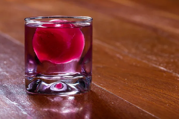 Röd is bollen i en drink — Stockfoto
